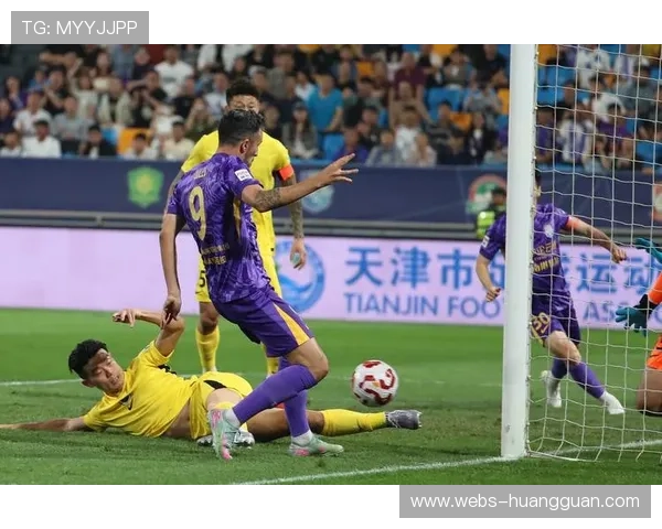 津门虎主场球迷标语“千年老二”调侃申花争冠失利