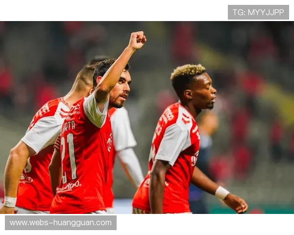 终场哨响，加拉塔萨雷球迷疯狂庆祝球队历史性大胜